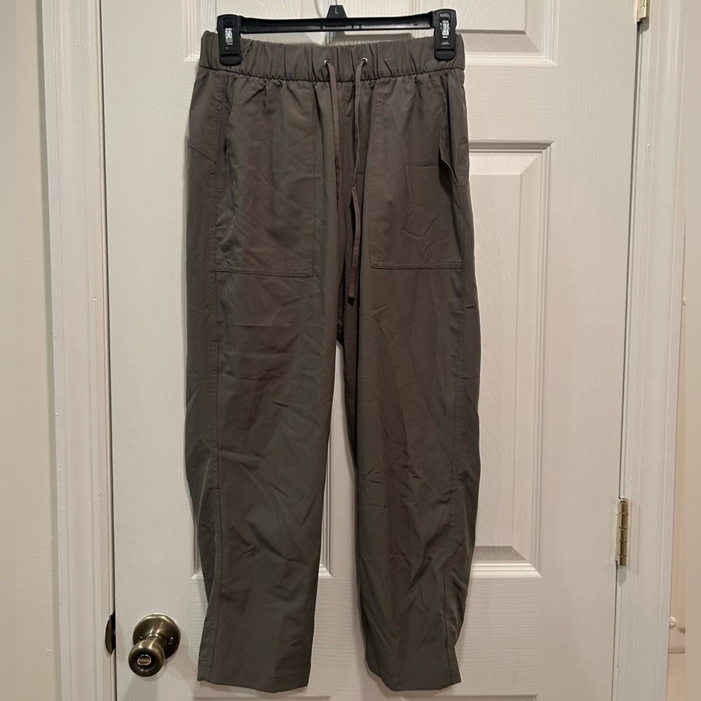 OLD NAVY Cropped activewear pants